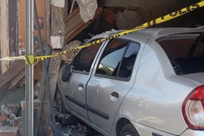 Bursa’da freni boşalan otomobil eve girdi
