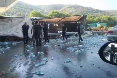 Su yüklü tır hızlı tren köprüsü ayağına çarptı : Sürücü hayatını kaybetti
