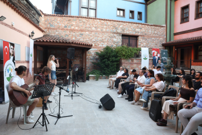 Osmangazi Şadırvanlı Han’da Gençlerden Müzik Dolu Akşam 