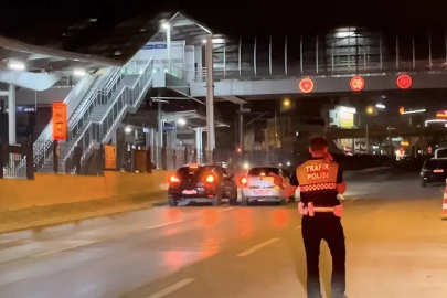 Polisin gözü önünde müşterinin otomobiliyle trafiği tehlikeye attı
