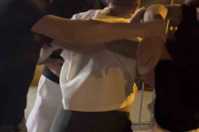 Gece kulübünden çıkıp kavgaya böyle tutuştular… Ayakta zor durdular
