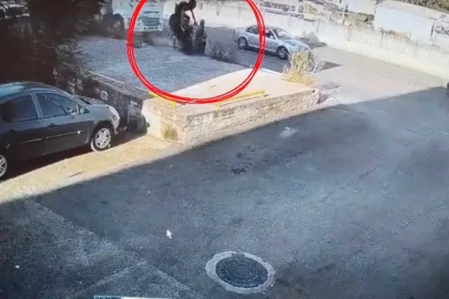 Bir adımla hayata tutundu, motosikletli duvara çarparak can verdi
