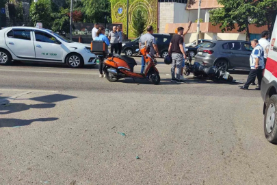 Motosiklet ambulansa çarptı: 1 yaralı
