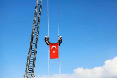 Bursa’da nefes kesen tatbikat; Türk bayrağı metrelerce yükseklikten indirildi
