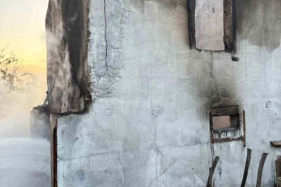 Bağ evinde çıkan yangın tarım makinelerini de kül etti
