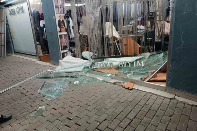 Direksiyon hakimiyetini kaybeden sürücü dükkana girdikten sonra firar etti
