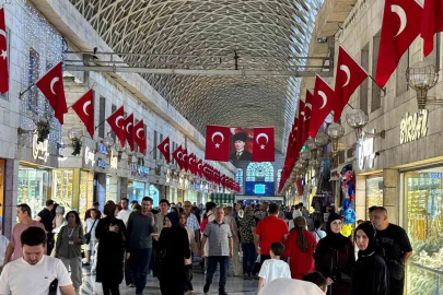 Bursa’da Tarihi Kapalı Çarşı Türk bayraklarıyla donatıldı