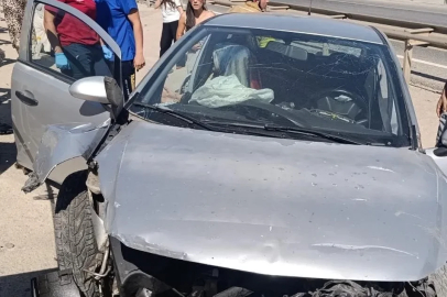 Otomobil bariyerlere ok gibi saplandı: O anlar kamerada

