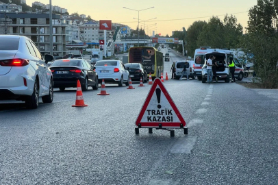 Otomobilin çarptığı genç motosiklet sürücüsü yola savruldu
