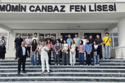 Başarılı öğrencilere okullarının ilk gününde tablet ve telefon sürprizi
