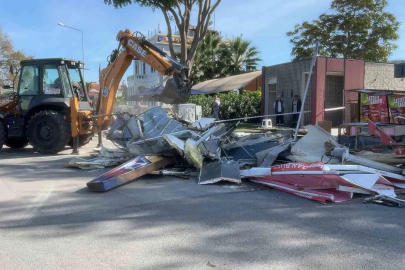 Mahkeme kararının ardından Mudanya’daki büfe yıkıldı
