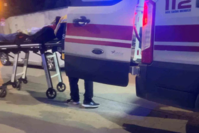 Bursa’da kontrolden çıkan motosiklet park halindeki araca çarptı: 2 yaralı
