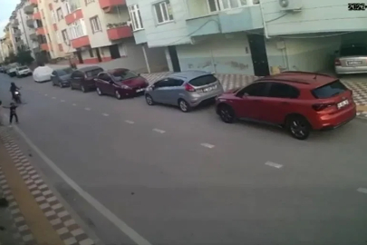 Aniden yola çıkan çocuğa motosiklet çarptı: Kaza anı kamerada
