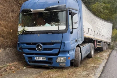İnegöl’de şeker yüklü tır yağmur suyu kanalına uçtu
