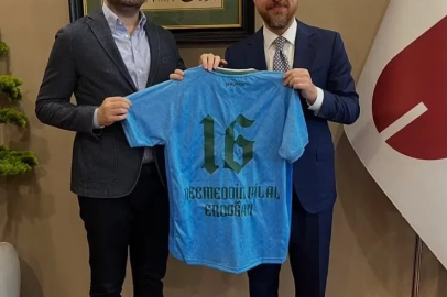Bursaspor Başkanı Çelik’ten Bilal Erdoğan’a özel forma
