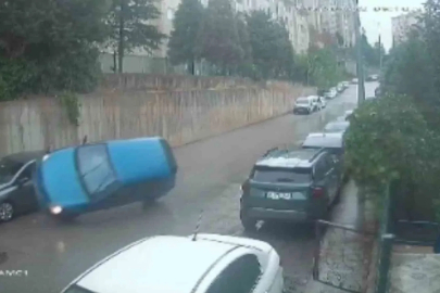 Bursa’da kontrolden çıkan otomobil park halindeki araca çarparak ters döndü: 3 yaralı
