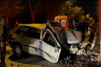 Kontrolden çıkan araç duvara çarptı… Sıkıştığı araçtan böyle kurtarıldı
