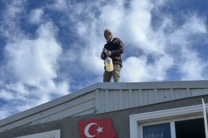 Mudanya’da yıkım krizi: Ev sahibi çatıya çıktı

