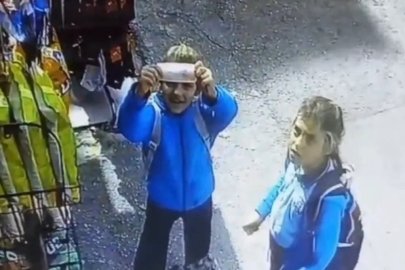 İki öğrencinin örnek davranışını kamera böyle görüntüledi
