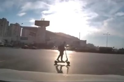 Bursa’da ışık ihlali yapan scooter sürücüsü kazadan kıl payı kurtuldu
