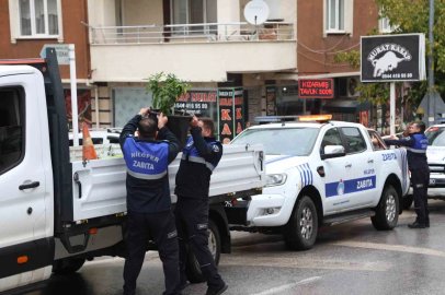 Nilüfer’de kaldırım ve yolları işgal eden tabelalar toplandı
