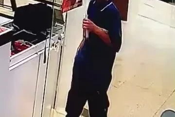 Bursa’da telefon hırsızlığı: Elini kolunu sallayarak çaldı
