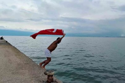 Soğuk ve yağışlı havaya aldırmadı, Türk bayrağıyla denize girdi

